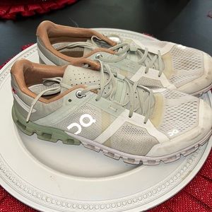 Women’s 7.5 green and white cloud 5 on clouds